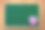 粉色心形的礼品盒在绿色的黑板上。顶视图组成。素材图片