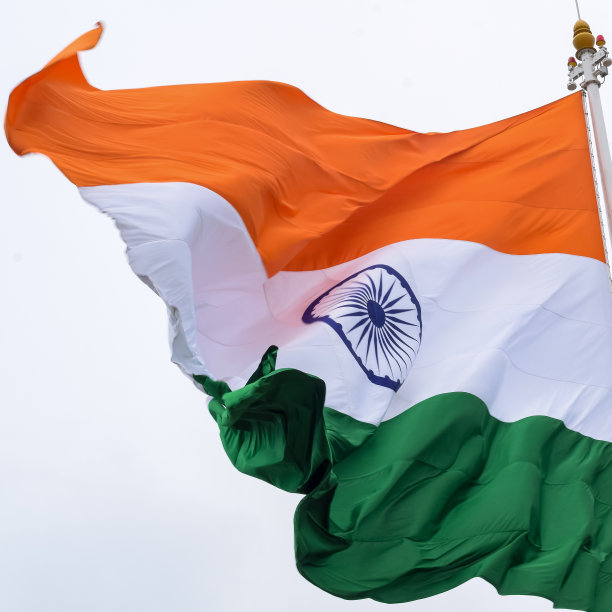 印度国旗高高飘扬在康诺特广场的蓝天上印度国旗飘扬印度独立日和印度