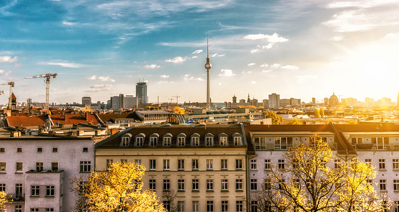 从犹太教堂看到的色彩缤纷的秋天柏林城市景观图片素材