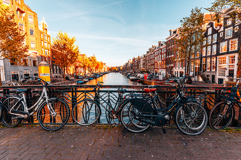 阿姆斯特丹的一座桥上停着自行车图片素材