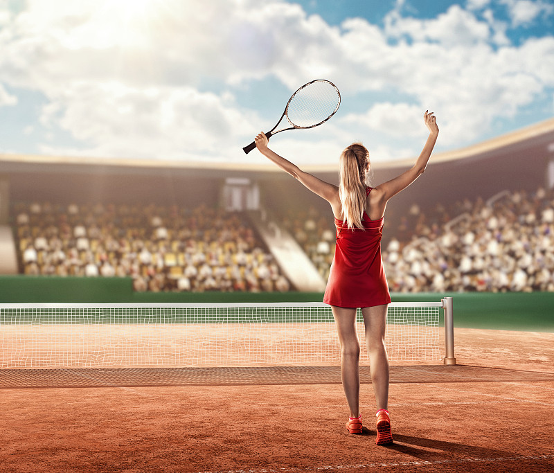 女子网球运动员在网球场上庆祝胜利图片下载