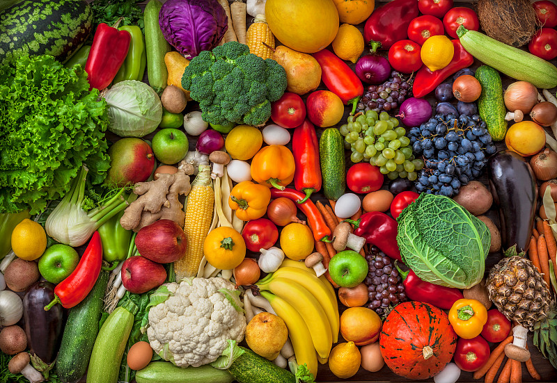 蔬菜和水果大的头顶混合组在彩色的背景图片素材